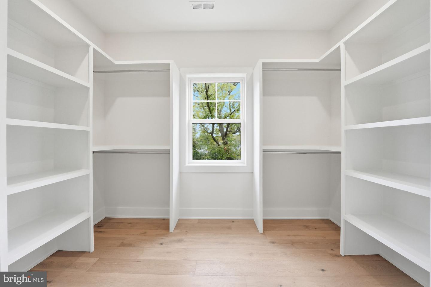 1945 LEONARD RD, FALLS CHURCH, Virginia 22043, 6 Bedrooms Bedrooms, ,6 BathroomsBathrooms,Residential,For sale,1945 LEONARD RD,VAFX2269374 MLS # VAFX2269374