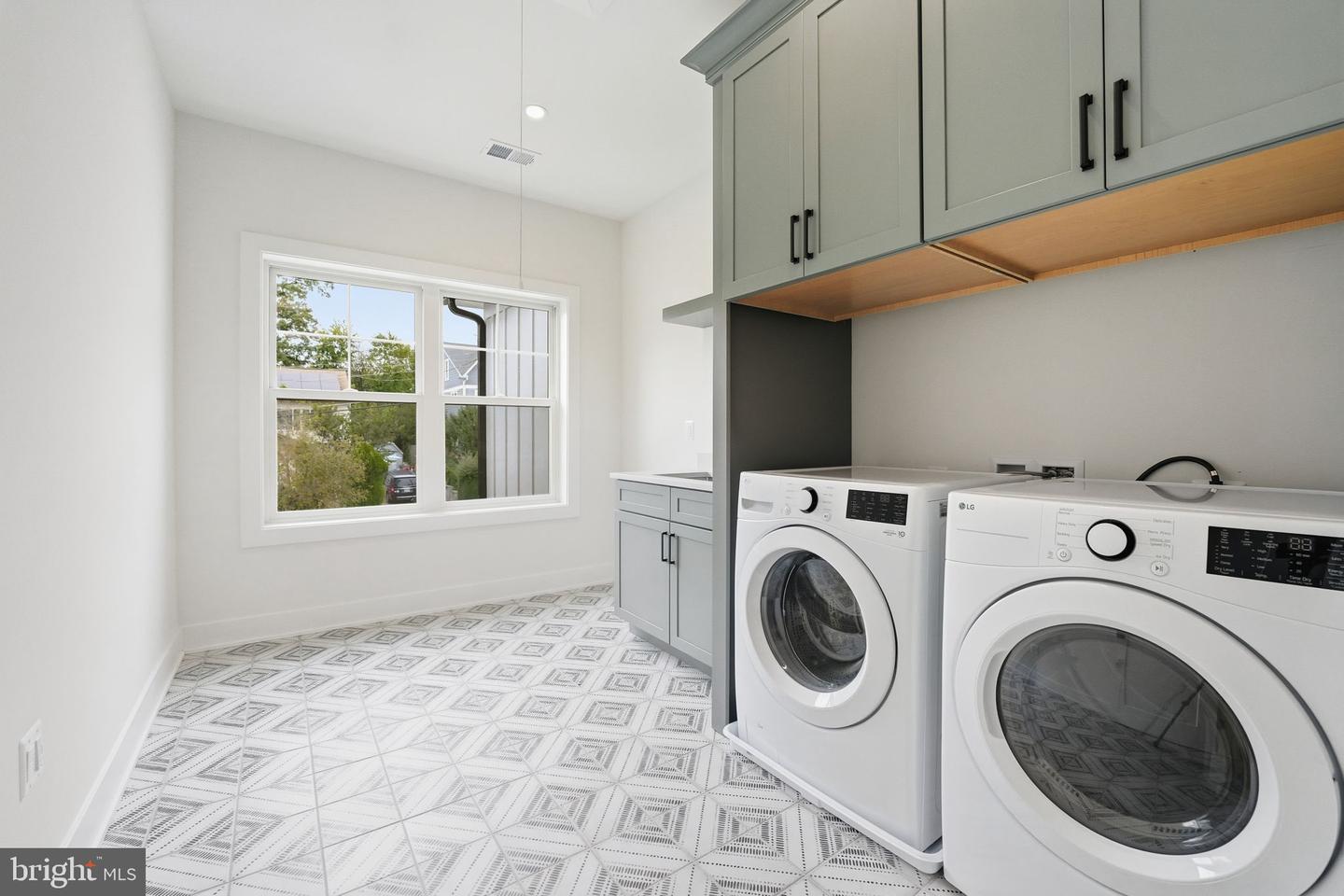 1945 LEONARD RD, FALLS CHURCH, Virginia 22043, 6 Bedrooms Bedrooms, ,6 BathroomsBathrooms,Residential,For sale,1945 LEONARD RD,VAFX2269374 MLS # VAFX2269374