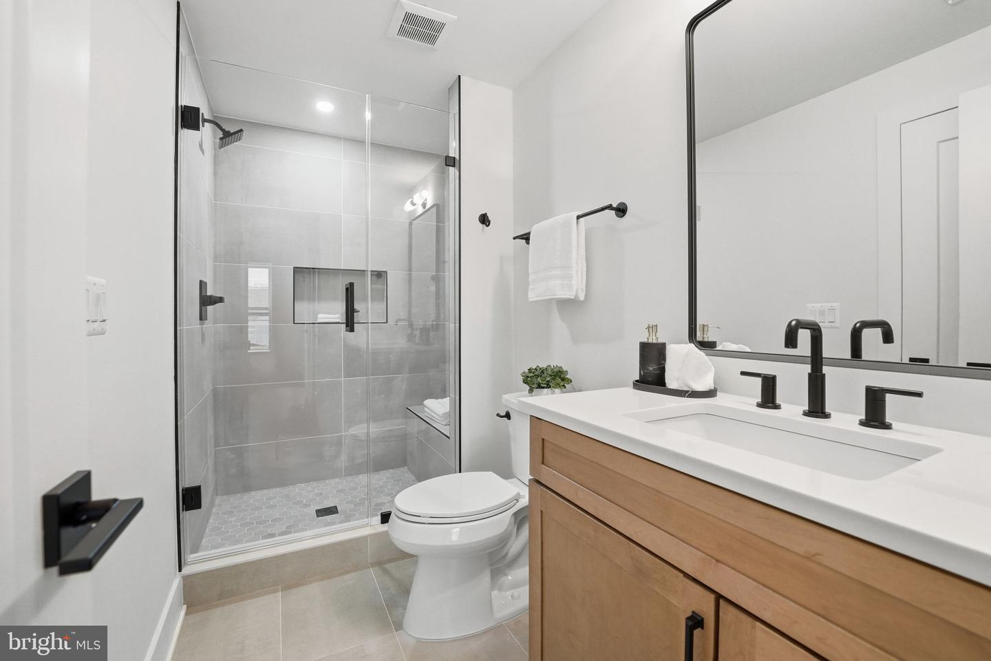1945 LEONARD RD, FALLS CHURCH, Virginia 22043, 6 Bedrooms Bedrooms, ,6 BathroomsBathrooms,Residential,For sale,1945 LEONARD RD,VAFX2269374 MLS # VAFX2269374