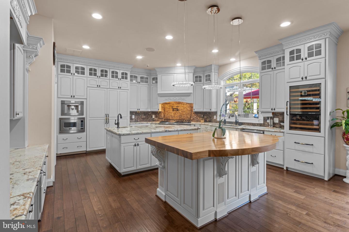 11561 STUART MILL RD, OAKTON, Virginia 22124, 5 Bedrooms Bedrooms, ,5 BathroomsBathrooms,Residential,For sale,11561 STUART MILL RD,VAFX2272610 MLS # VAFX2272610
