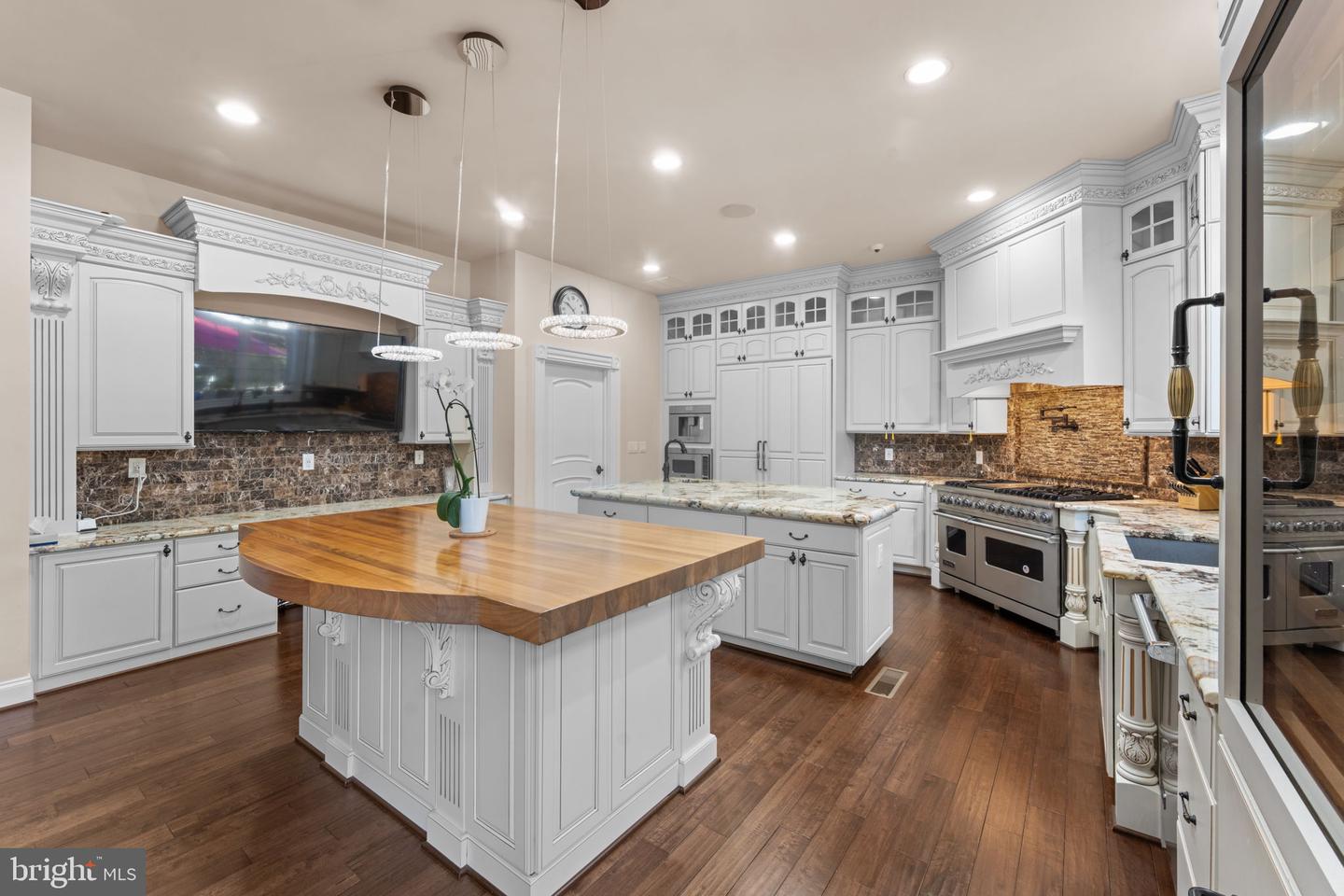 11561 STUART MILL RD, OAKTON, Virginia 22124, 5 Bedrooms Bedrooms, ,5 BathroomsBathrooms,Residential,For sale,11561 STUART MILL RD,VAFX2272610 MLS # VAFX2272610