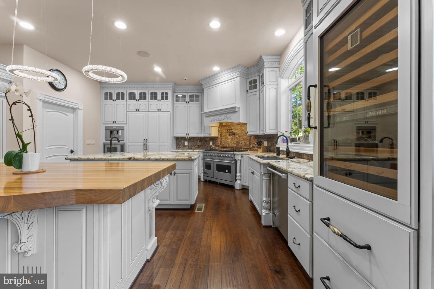 11561 STUART MILL RD, OAKTON, Virginia 22124, 5 Bedrooms Bedrooms, ,5 BathroomsBathrooms,Residential,For sale,11561 STUART MILL RD,VAFX2272610 MLS # VAFX2272610