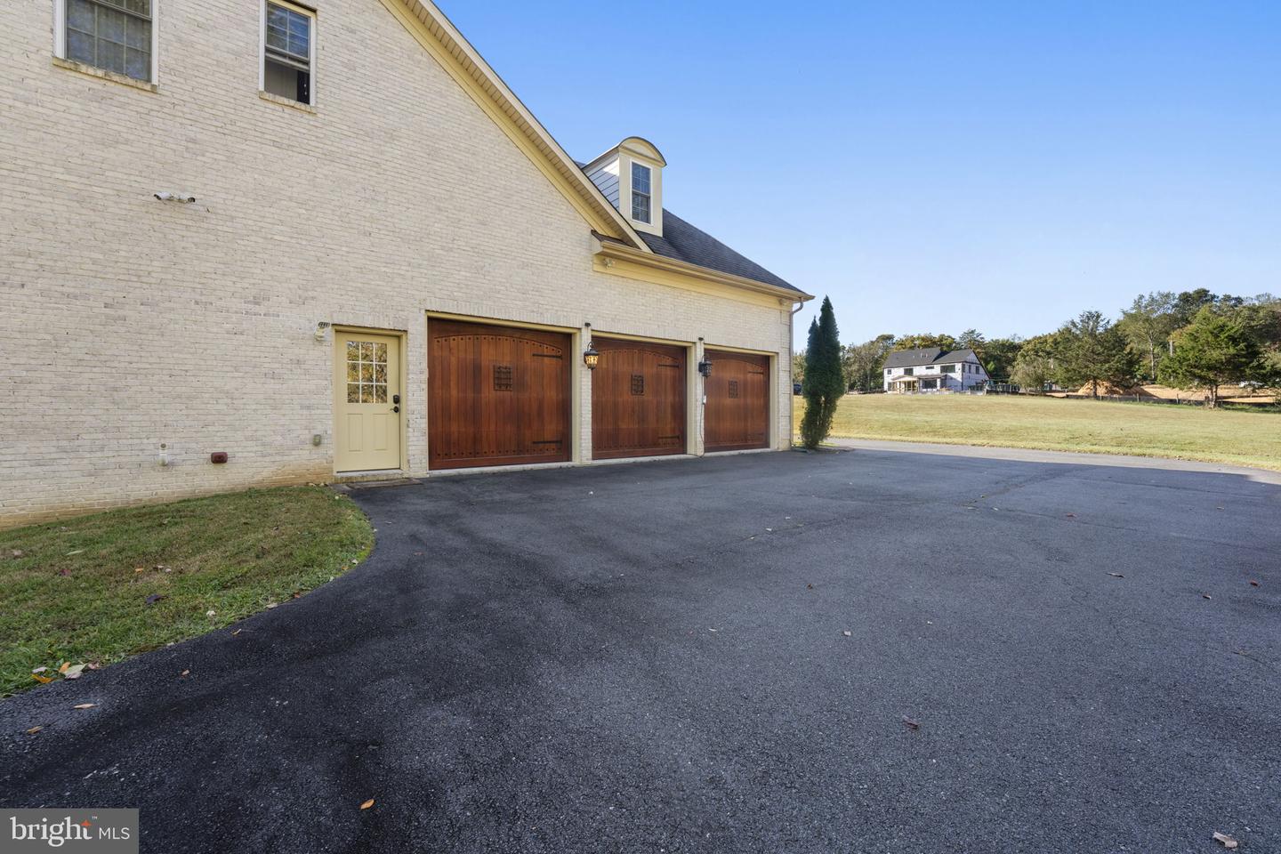 11561 STUART MILL RD, OAKTON, Virginia 22124, 5 Bedrooms Bedrooms, ,5 BathroomsBathrooms,Residential,For sale,11561 STUART MILL RD,VAFX2272610 MLS # VAFX2272610