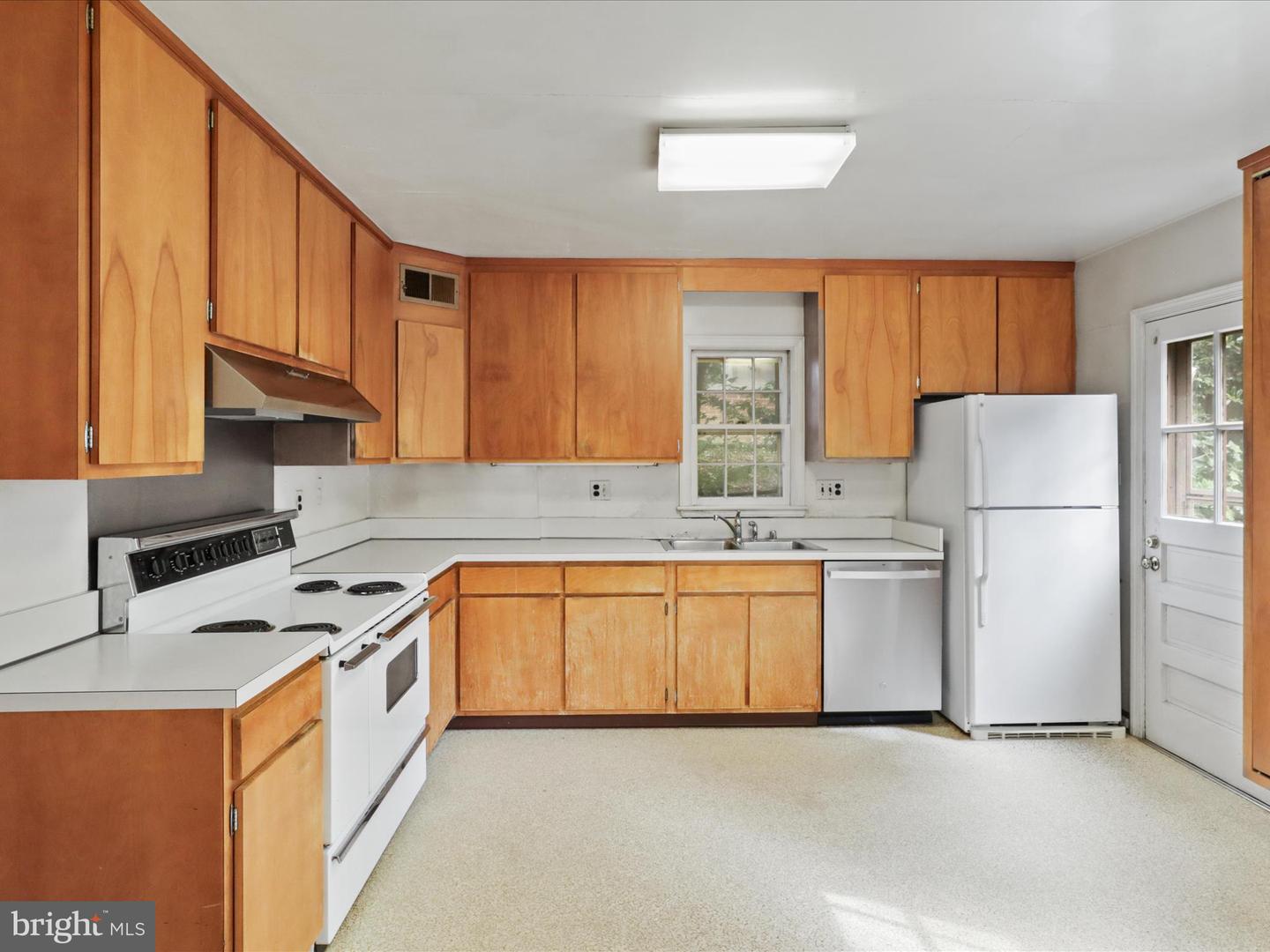 4518 40TH ST N, ARLINGTON, Virginia 22207, 4 Bedrooms Bedrooms, 11 Rooms Rooms,3 BathroomsBathrooms,Residential,For sale,4518 40TH ST N,VAAR2064790 MLS # VAAR2064790
