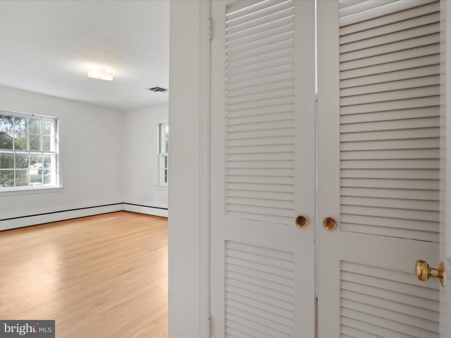 4518 40TH ST N, ARLINGTON, Virginia 22207, 4 Bedrooms Bedrooms, 11 Rooms Rooms,3 BathroomsBathrooms,Residential,For sale,4518 40TH ST N,VAAR2064790 MLS # VAAR2064790