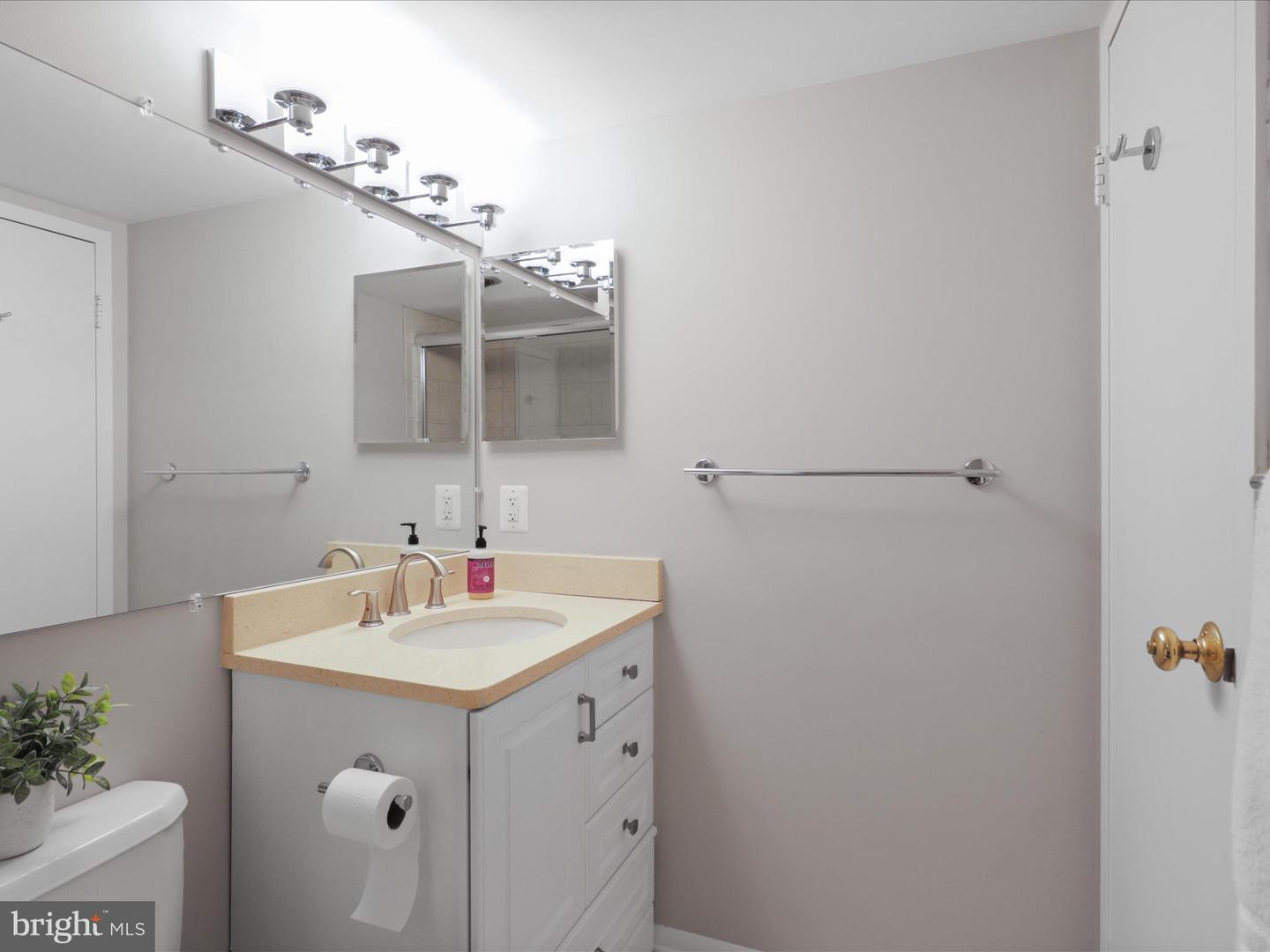 6800 FLEETWOOD RD #420, MCLEAN, Virginia 22101, 3 Bedrooms Bedrooms, ,2 BathroomsBathrooms,Residential,For sale,6800 FLEETWOOD RD #420,VAFX2274058 MLS # VAFX2274058
