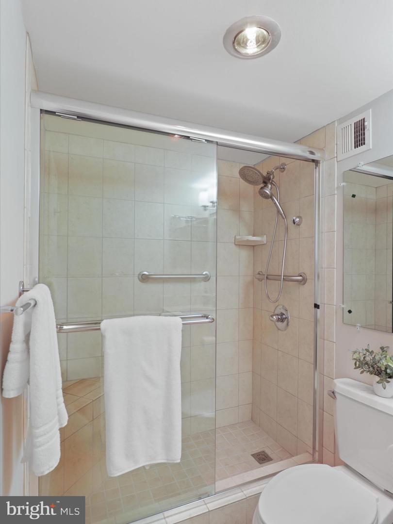 6800 FLEETWOOD RD #420, MCLEAN, Virginia 22101, 3 Bedrooms Bedrooms, ,2 BathroomsBathrooms,Residential,For sale,6800 FLEETWOOD RD #420,VAFX2274058 MLS # VAFX2274058