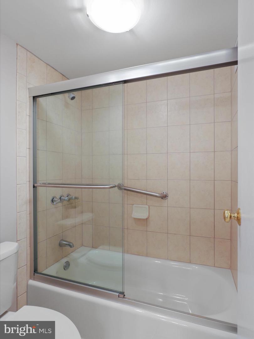 6800 FLEETWOOD RD #420, MCLEAN, Virginia 22101, 3 Bedrooms Bedrooms, ,2 BathroomsBathrooms,Residential,For sale,6800 FLEETWOOD RD #420,VAFX2274058 MLS # VAFX2274058