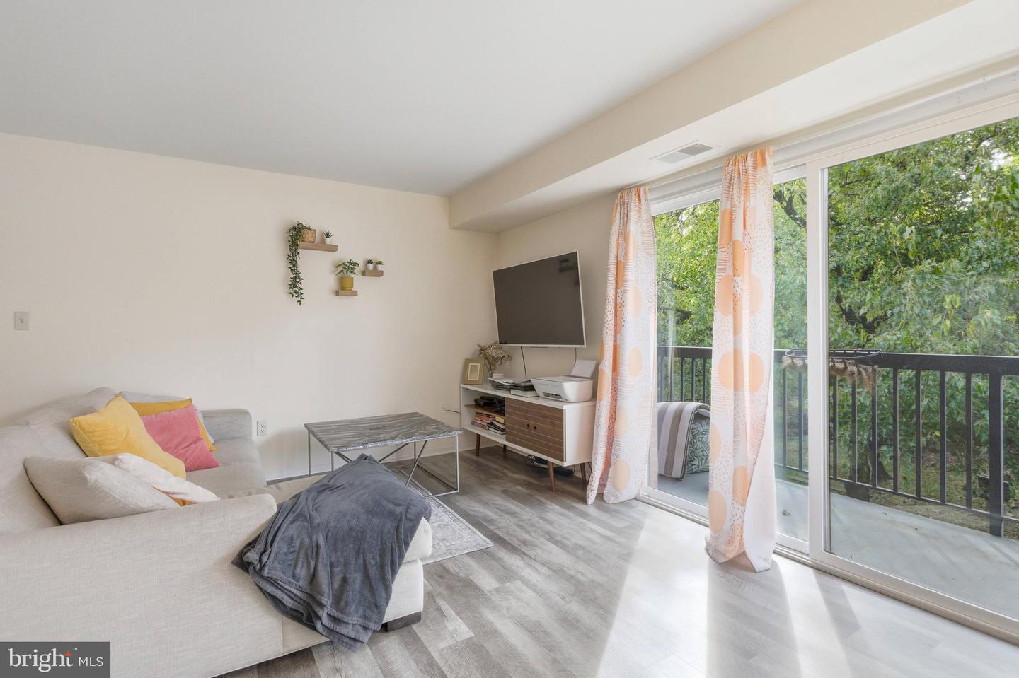 3230 S 28TH ST #401, ALEXANDRIA, Virginia 22302, 1 Bedroom Bedrooms, ,1 BathroomBathrooms,Residential,For sale,3230 S 28TH ST #401,VAAX2050854 MLS # VAAX2050854