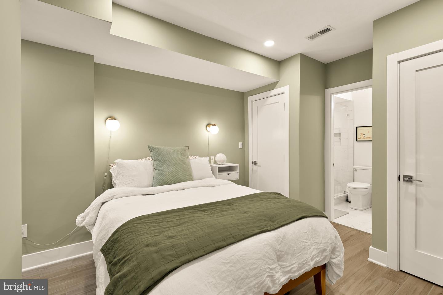 1519 K ST SE #101, WASHINGTON, District Of Columbia 20003, 2 Bedrooms Bedrooms, ,2 BathroomsBathrooms,Residential,For sale,1519 K ST SE #101,DCDC2227118 MLS # DCDC2227118