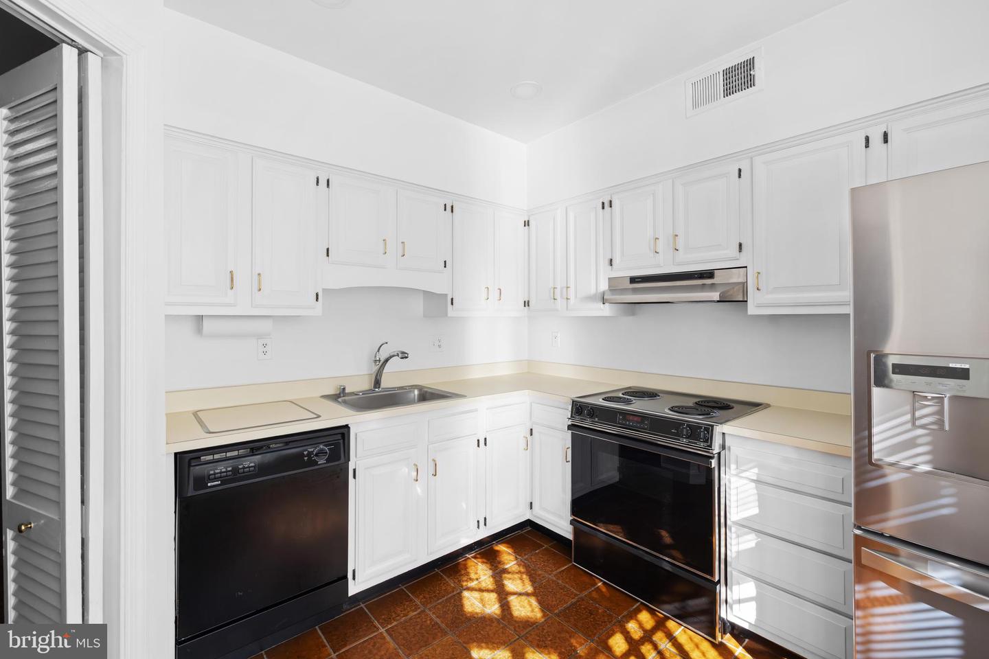 211 S WEST ST S, ALEXANDRIA, Virginia 22314, 3 Bedrooms Bedrooms, ,2 BathroomsBathrooms,Residential,For sale,211 S WEST ST S,VAAX2050878 MLS # VAAX2050878