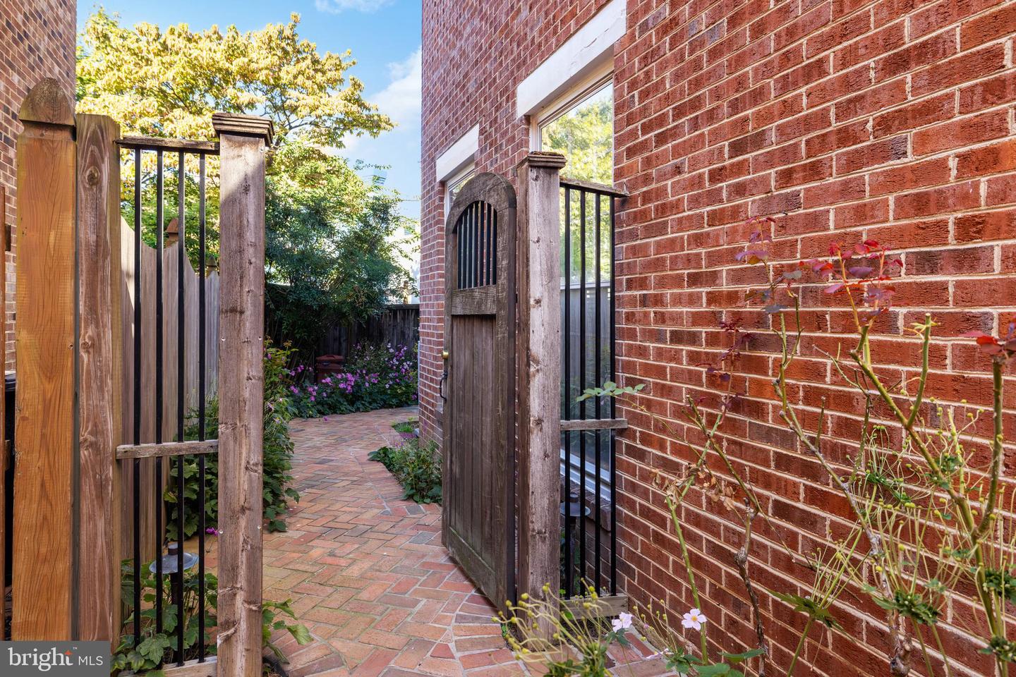 211 S WEST ST S, ALEXANDRIA, Virginia 22314, 3 Bedrooms Bedrooms, ,2 BathroomsBathrooms,Residential,For sale,211 S WEST ST S,VAAX2050878 MLS # VAAX2050878