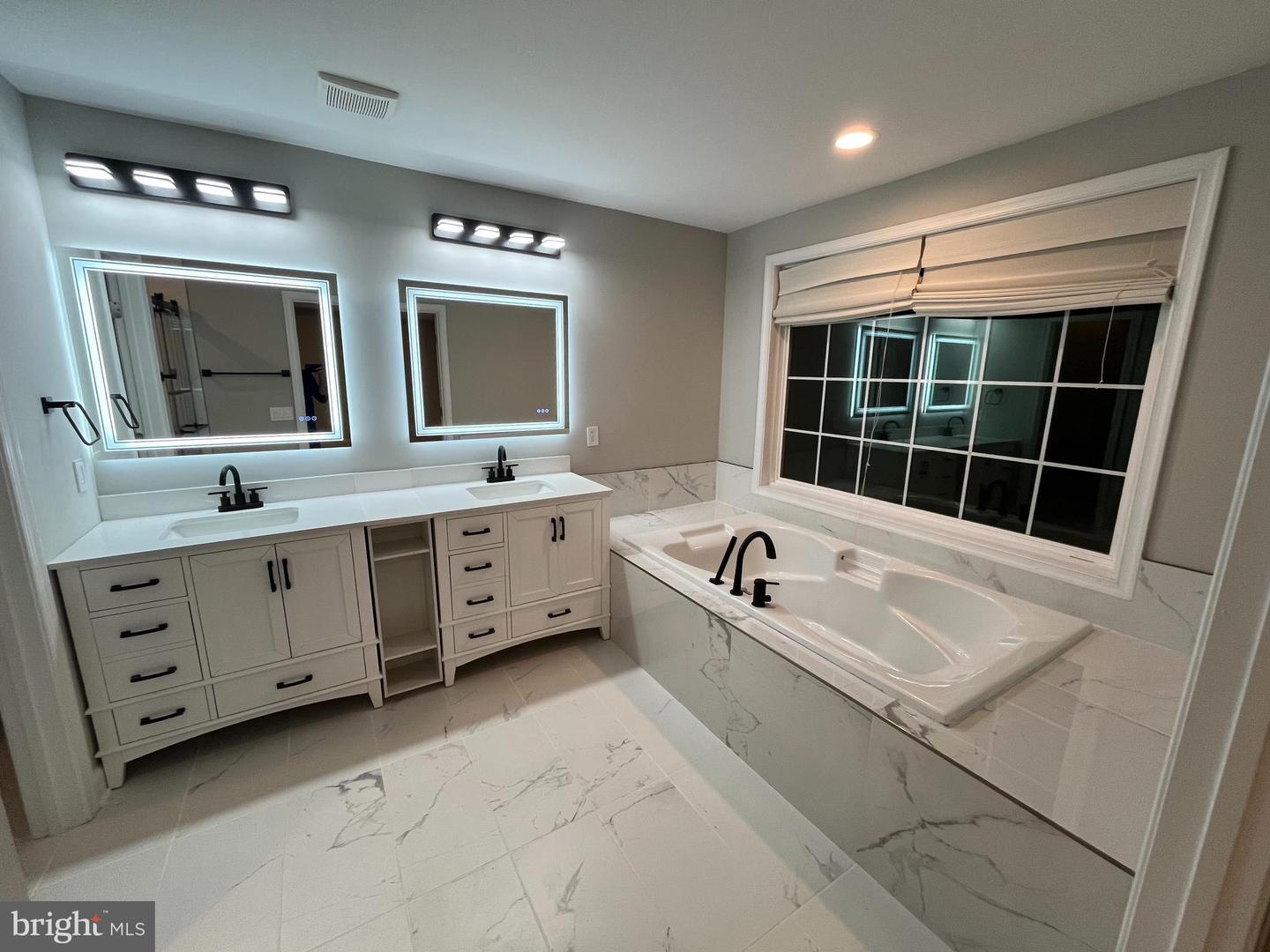 13975 TANNERS HOUSE WAY, CENTREVILLE, Virginia 20121, 4 Bedrooms Bedrooms, ,3 BathroomsBathrooms,Residential,For sale,13975 TANNERS HOUSE WAY,VAFX2274702 MLS # VAFX2274702