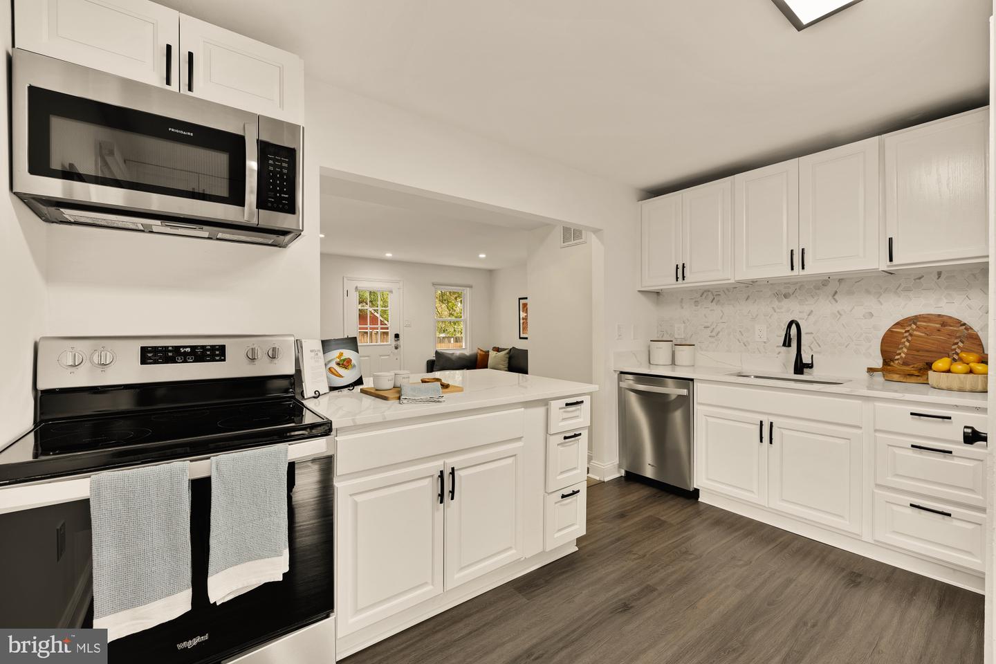 6728 BARRETT RD, FALLS CHURCH, Virginia 22042, 3 Bedrooms Bedrooms, 9 Rooms Rooms,2 BathroomsBathrooms,Residential,For sale,6728 BARRETT RD,VAFX2274740 MLS # VAFX2274740