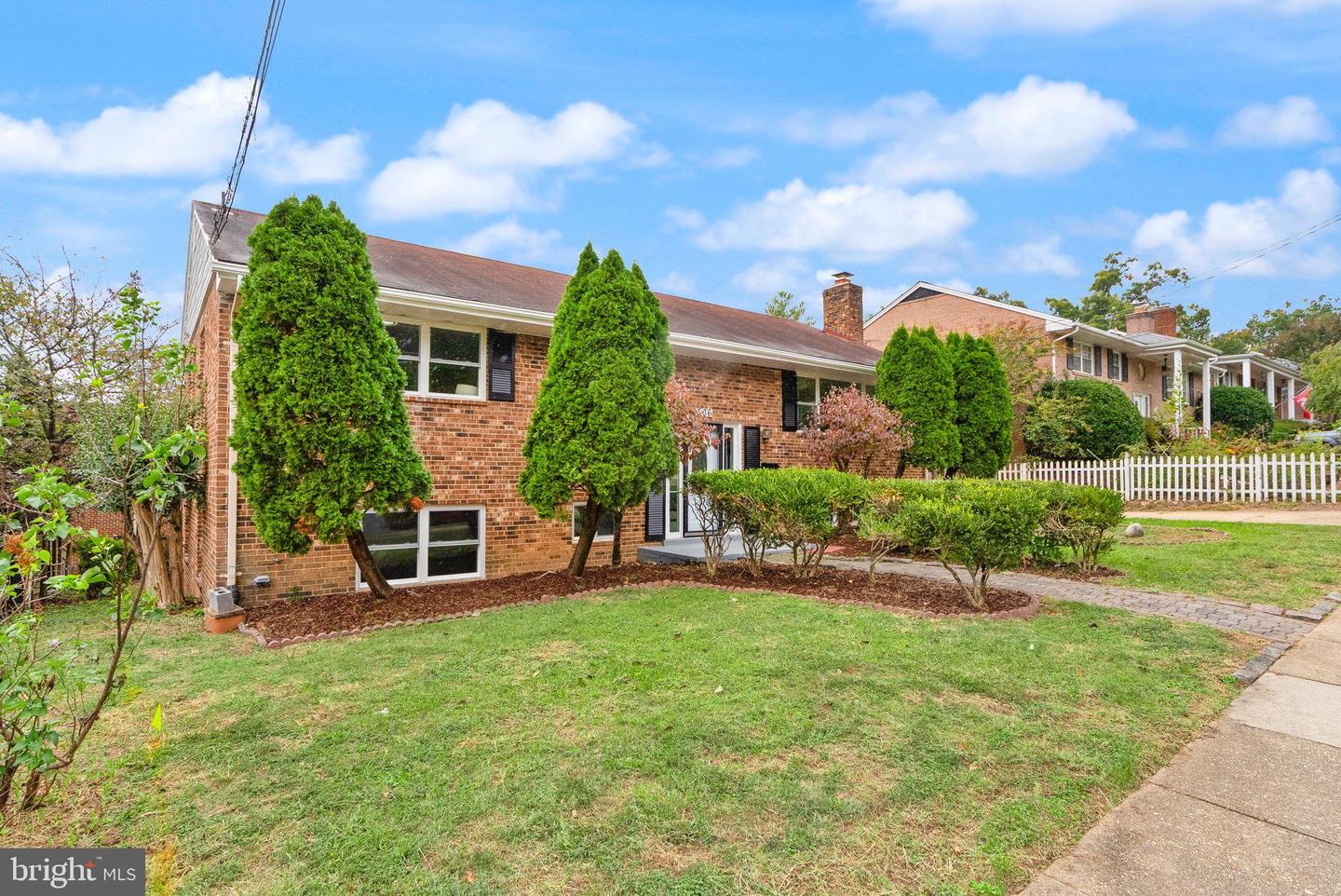 306 N MADISON ST, ARLINGTON, Virginia 22203, 5 Bedrooms Bedrooms, 13 Rooms Rooms,3 BathroomsBathrooms,Residential,For sale,306 N MADISON ST,VAAR2065000 MLS # VAAR2065000