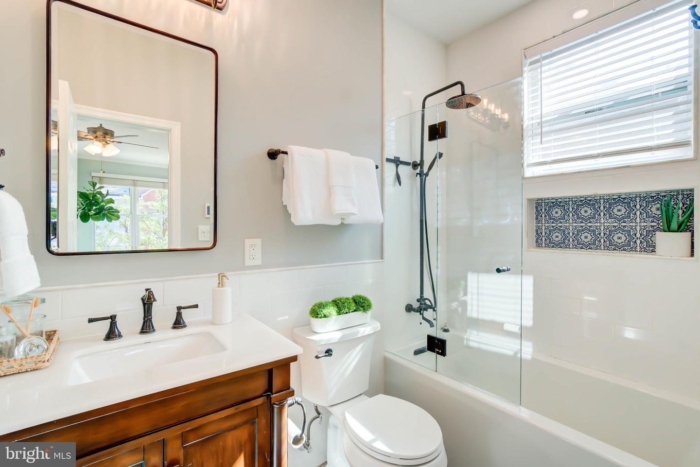 819 11TH ST NE, WASHINGTON, District Of Columbia 20002, 3 Bedrooms Bedrooms, ,2 BathroomsBathrooms,Residential,For sale,819 11TH ST NE,DCDC2227562 MLS # DCDC2227562