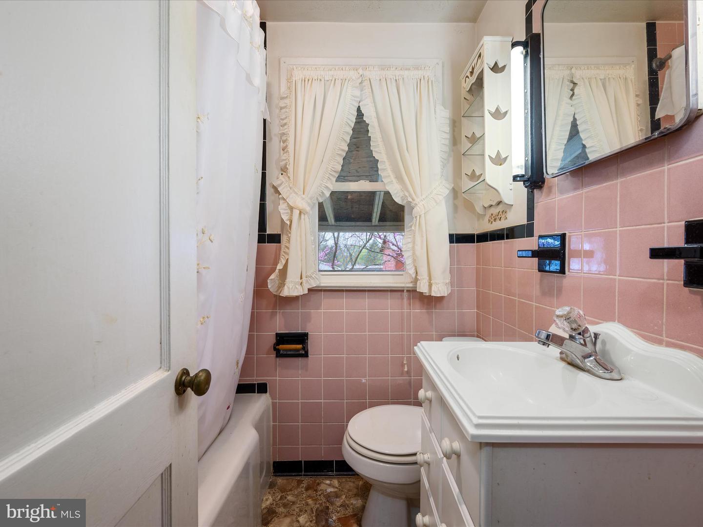 1714 N ROYAL AVE, FRONT ROYAL, Virginia 22630, 4 Bedrooms Bedrooms, ,2 BathroomsBathrooms,Residential,For sale,1714 N ROYAL AVE,VAWR2012584 MLS # VAWR2012584