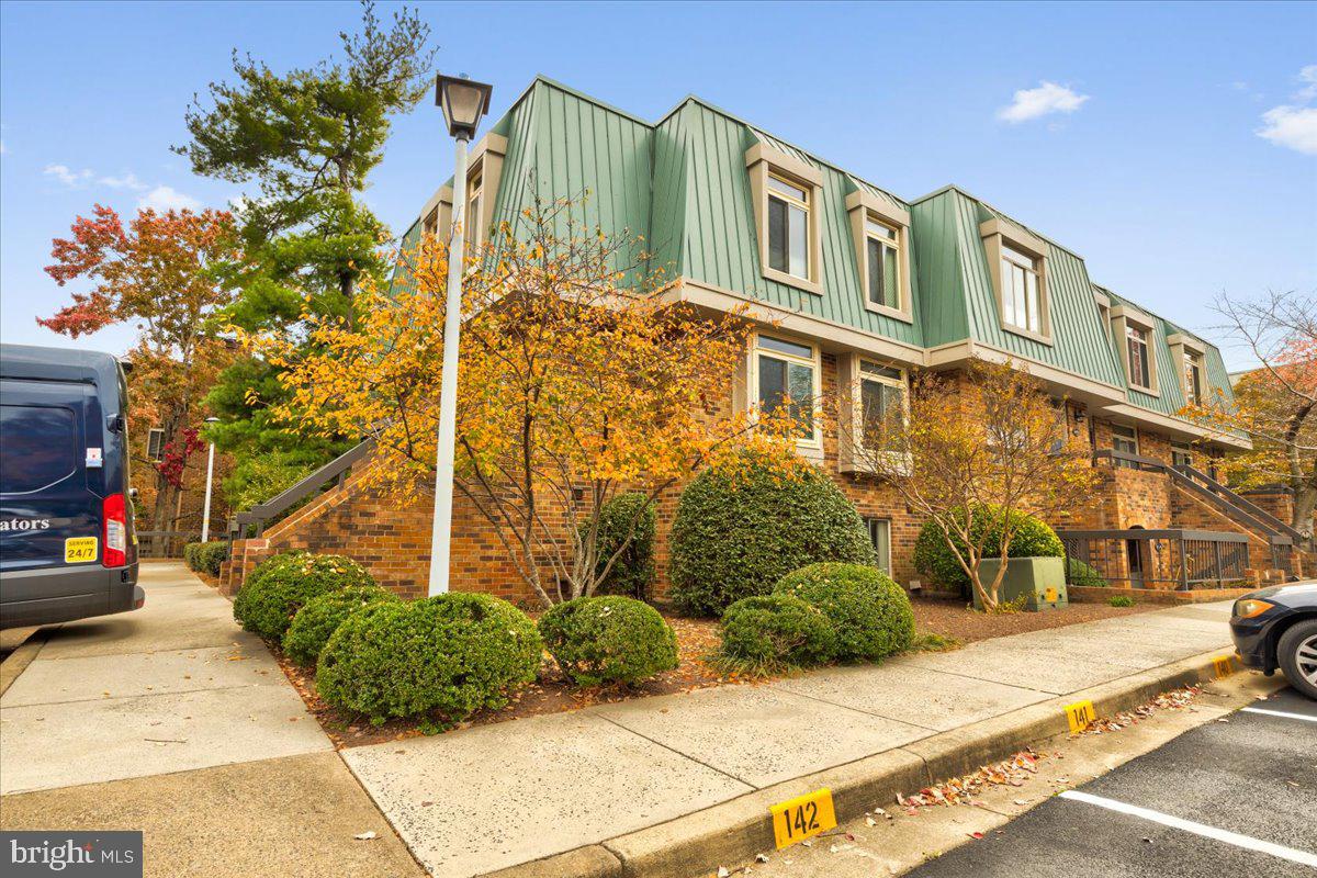 1667 S HAYES ST #1, ARLINGTON, Virginia 22202, 3 Bedrooms Bedrooms, ,2 BathroomsBathrooms,Residential,For sale,1667 S HAYES ST #1,VAAR2065064 MLS # VAAR2065064