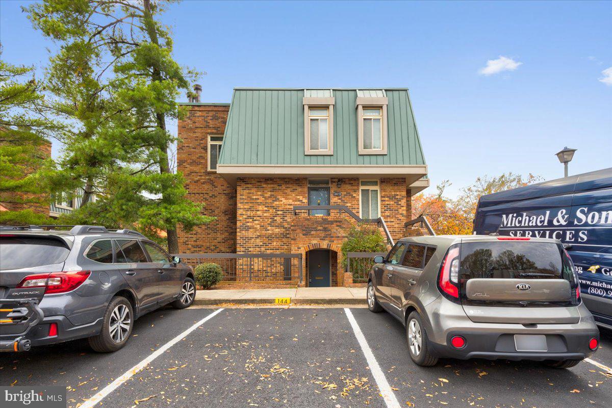 1667 S HAYES ST #1, ARLINGTON, Virginia 22202, 3 Bedrooms Bedrooms, ,2 BathroomsBathrooms,Residential,For sale,1667 S HAYES ST #1,VAAR2065064 MLS # VAAR2065064