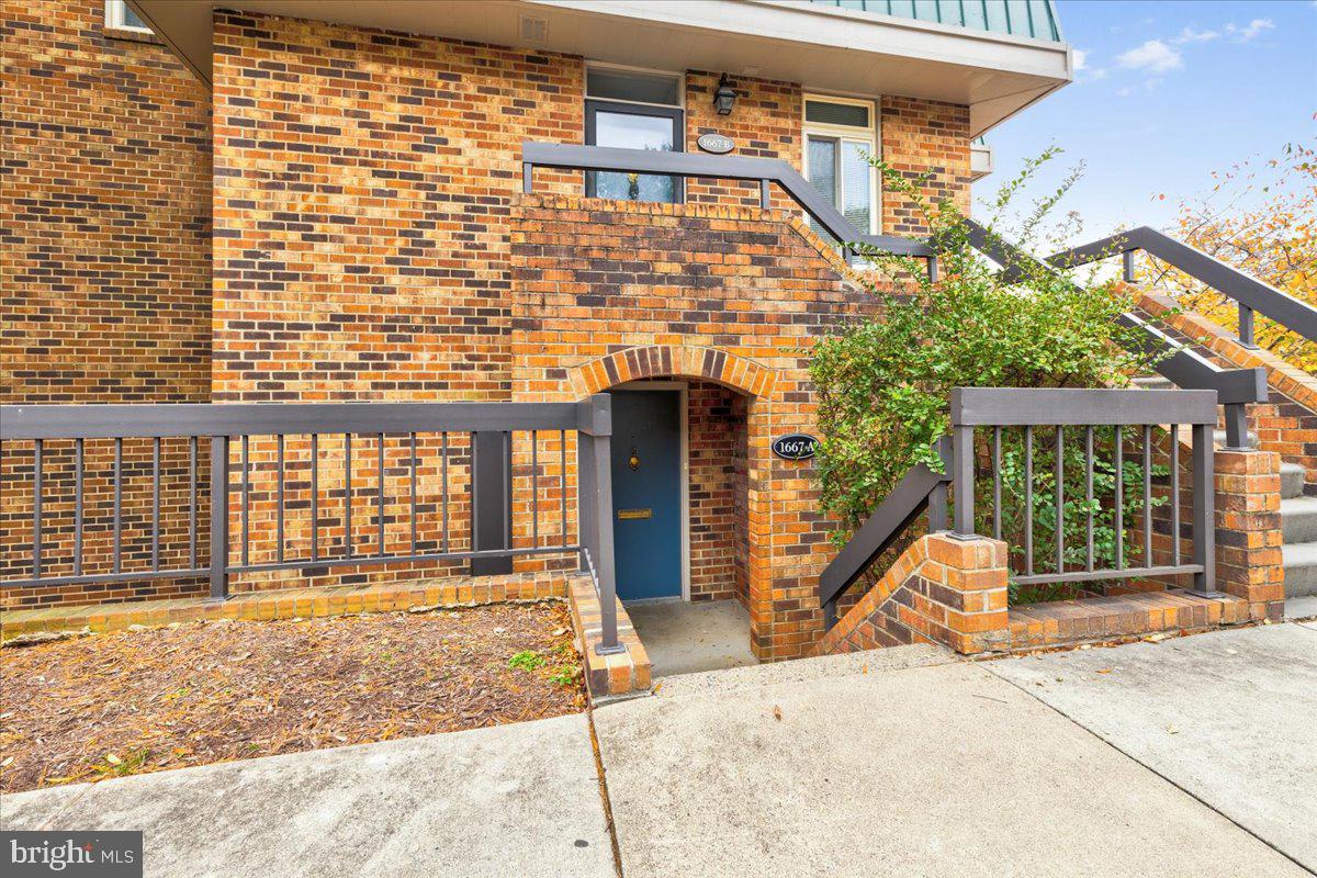 1667 S HAYES ST #1, ARLINGTON, Virginia 22202, 3 Bedrooms Bedrooms, ,2 BathroomsBathrooms,Residential,For sale,1667 S HAYES ST #1,VAAR2065064 MLS # VAAR2065064