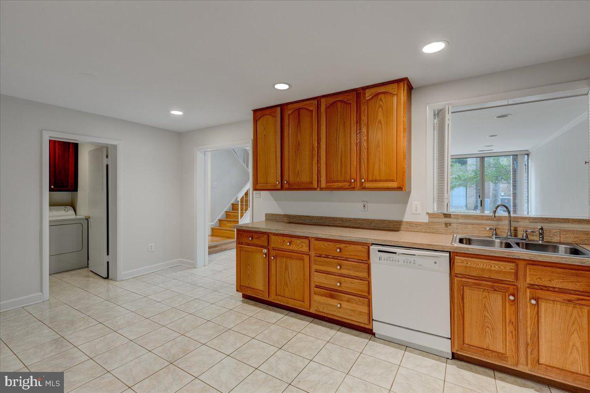1667 S HAYES ST #1, ARLINGTON, Virginia 22202, 3 Bedrooms Bedrooms, ,2 BathroomsBathrooms,Residential,For sale,1667 S HAYES ST #1,VAAR2065064 MLS # VAAR2065064