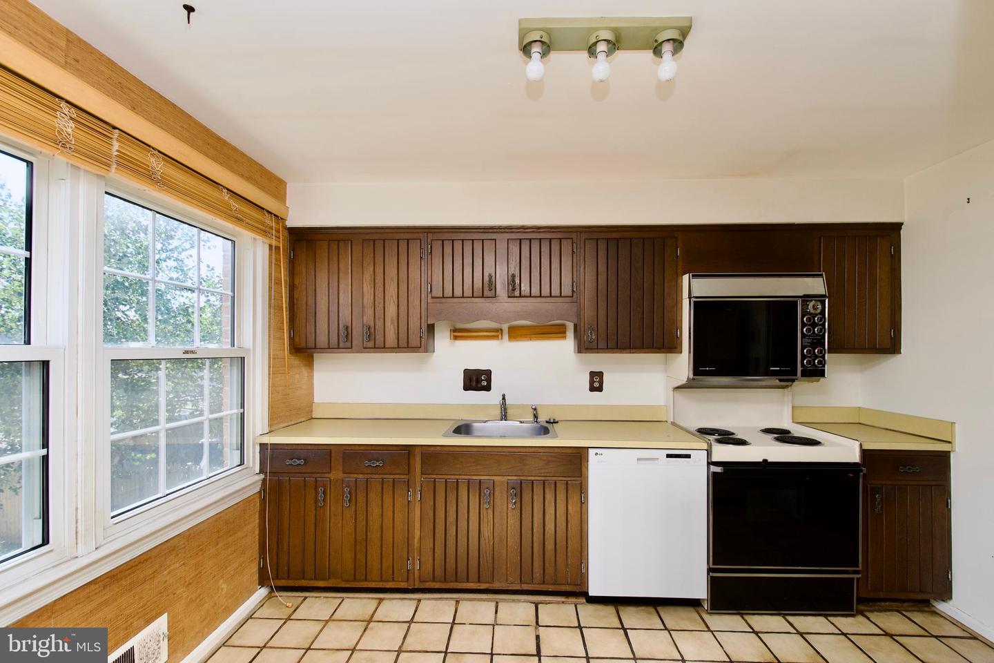 2417 FALLS PLACE CT, FALLS CHURCH, Virginia 22043, 3 Bedrooms Bedrooms, ,2 BathroomsBathrooms,Residential,For sale,2417 FALLS PLACE CT,VAFX2274992 MLS # VAFX2274992