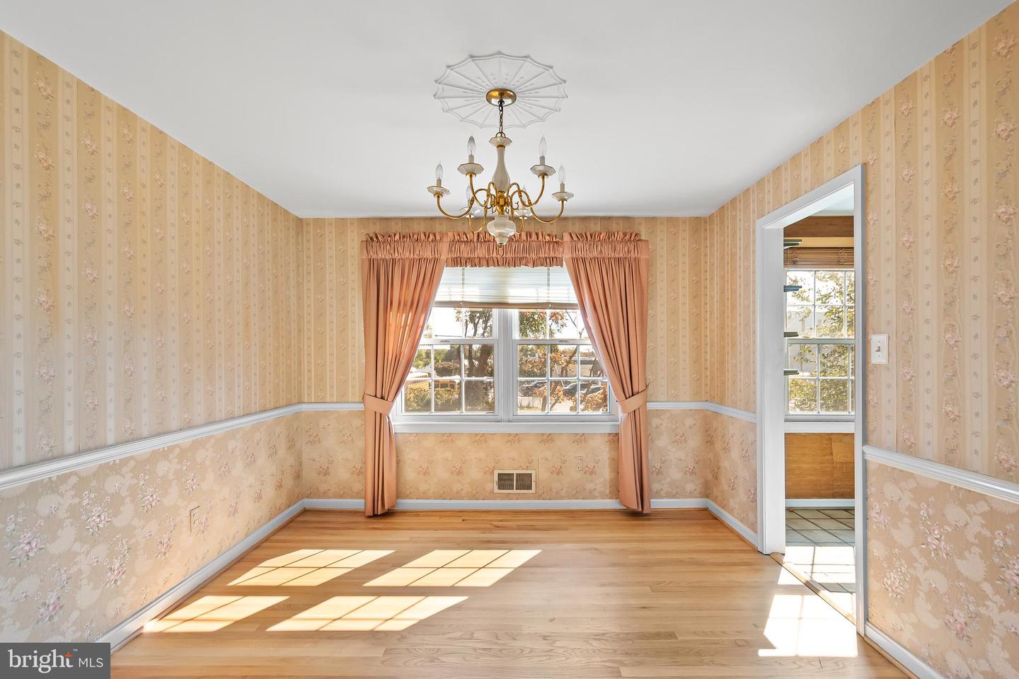 2417 FALLS PLACE CT, FALLS CHURCH, Virginia 22043, 3 Bedrooms Bedrooms, ,2 BathroomsBathrooms,Residential,For sale,2417 FALLS PLACE CT,VAFX2274992 MLS # VAFX2274992