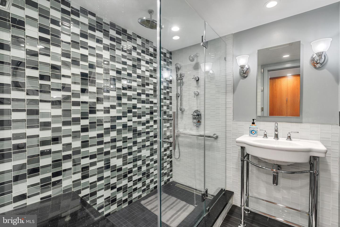 4427 36TH ST S, ARLINGTON, Virginia 22206, 2 Bedrooms Bedrooms, ,2 BathroomsBathrooms,Residential,For sale,4427 36TH ST S,VAAR2061722 MLS # VAAR2061722