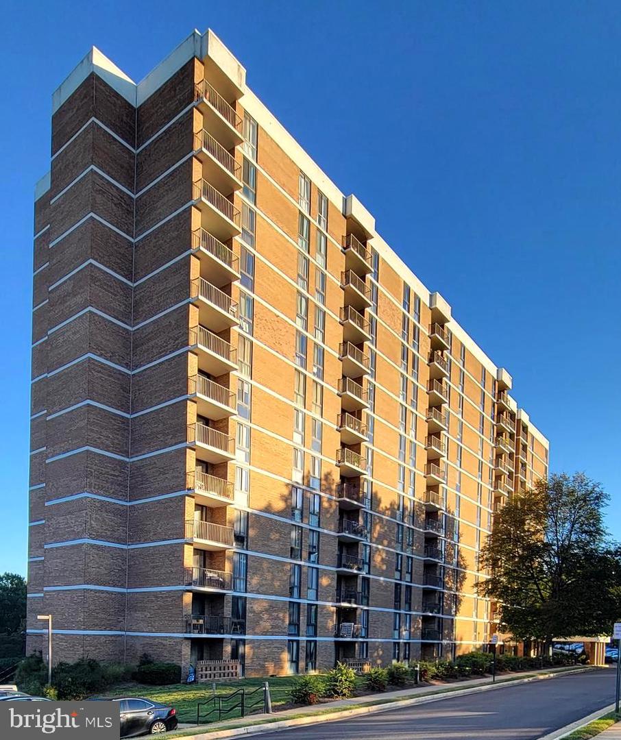 2311 PIMMIT DR #601, FALLS CHURCH, Virginia 22043, 2 Bedrooms Bedrooms, ,2 BathroomsBathrooms,Residential,For sale,2311 PIMMIT DR #601,VAFX2262250 MLS # VAFX2262250