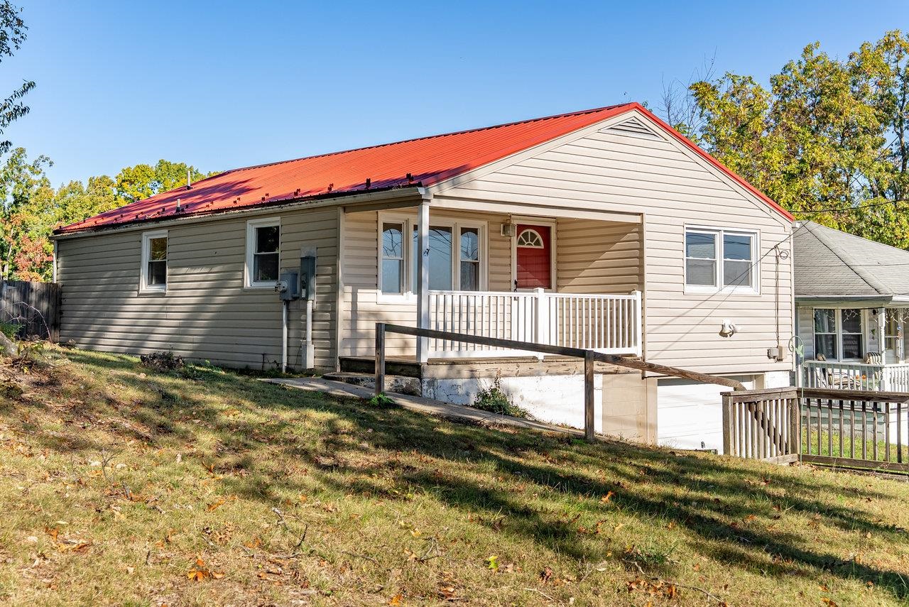 418 G ST, STAUNTON, Virginia 24401, 3 Bedrooms Bedrooms, ,2 BathroomsBathrooms,Residential,418 G ST,670176 MLS # 670176