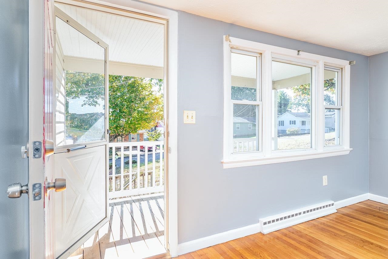 418 G ST, STAUNTON, Virginia 24401, 3 Bedrooms Bedrooms, ,2 BathroomsBathrooms,Residential,418 G ST,670176 MLS # 670176