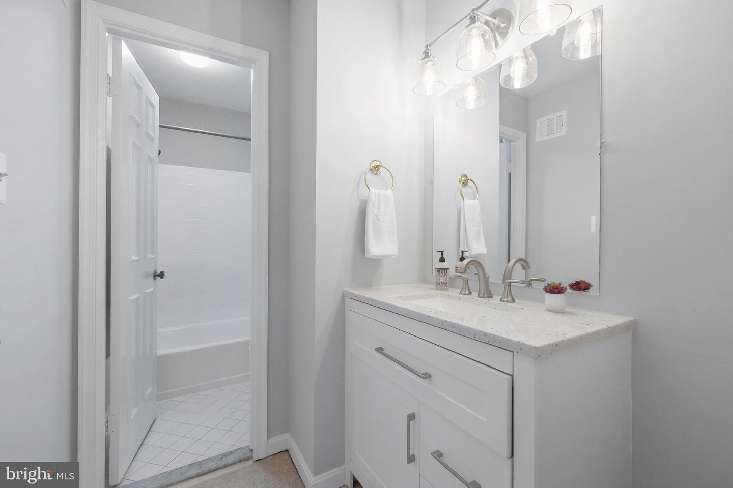 16 S MANCHESTER ST, ARLINGTON, Virginia 22204, 3 Bedrooms Bedrooms, ,2 BathroomsBathrooms,Residential,For sale,16 S MANCHESTER ST,VAAR2063304 MLS # VAAR2063304
