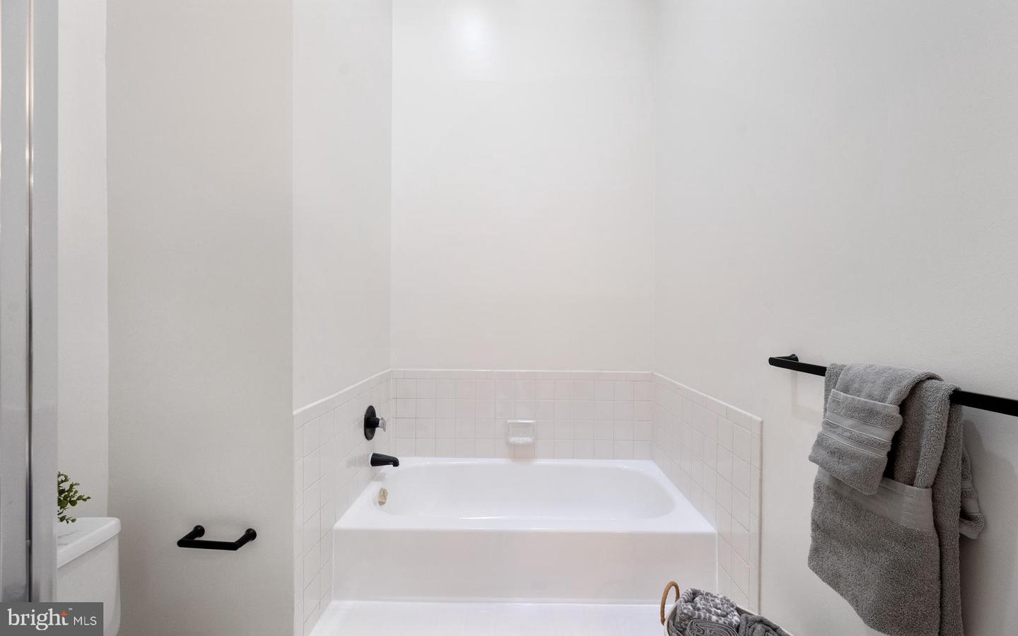 4020 GREGG CT, FAIRFAX, Virginia 22033, 4 Bedrooms Bedrooms, ,3 BathroomsBathrooms,Residential,For sale,4020 GREGG CT,VAFX2268252 MLS # VAFX2268252