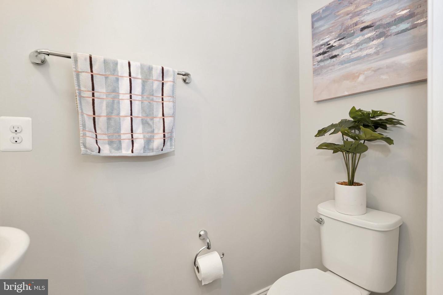 6638 SCHURTZ ST, ALEXANDRIA, Virginia 22310, 5 Bedrooms Bedrooms, 10 Rooms Rooms,4 BathroomsBathrooms,Residential,For sale,6638 SCHURTZ ST,VAFX2269534 MLS # VAFX2269534