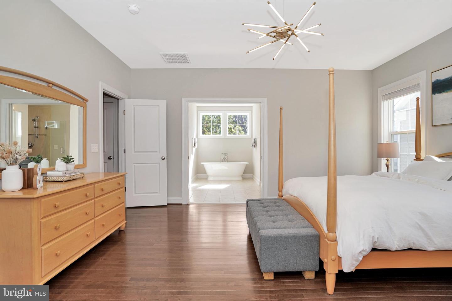 6638 SCHURTZ ST, ALEXANDRIA, Virginia 22310, 5 Bedrooms Bedrooms, 10 Rooms Rooms,4 BathroomsBathrooms,Residential,For sale,6638 SCHURTZ ST,VAFX2269534 MLS # VAFX2269534