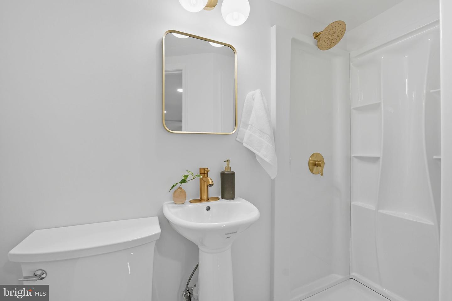 2825 WINCHESTER WAY, FALLS CHURCH, Virginia 22042, 4 Bedrooms Bedrooms, ,3 BathroomsBathrooms,Residential,For sale,2825 WINCHESTER WAY,VAFX2269710 MLS # VAFX2269710