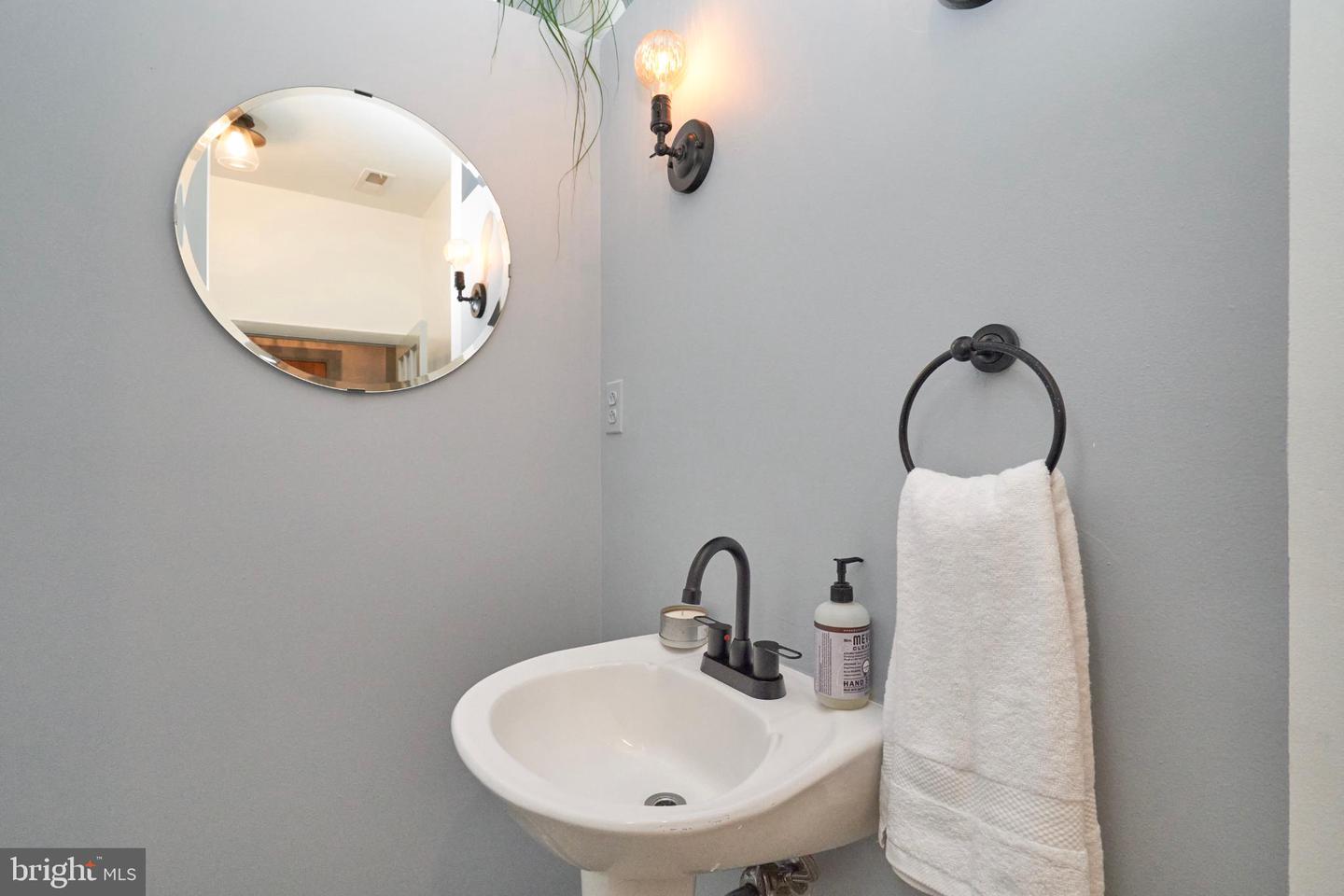20 9TH ST NE, WASHINGTON, District Of Columbia 20002, 3 Bedrooms Bedrooms, 6 Rooms Rooms,2 BathroomsBathrooms,Residential,For sale,20 9TH ST NE,DCDC2225656 MLS # DCDC2225656