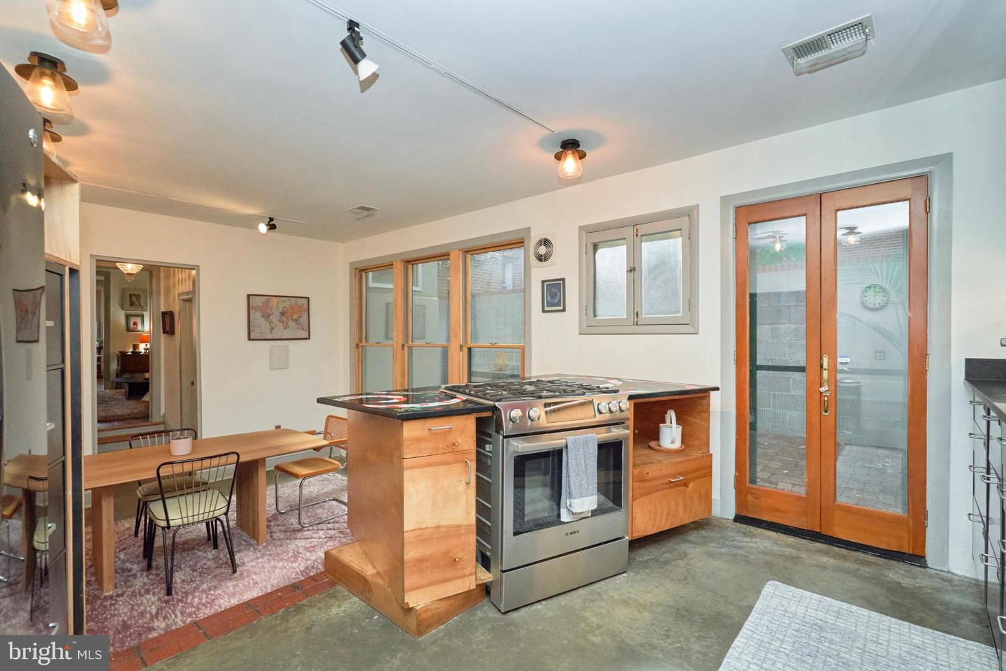 20 9TH ST NE, WASHINGTON, District Of Columbia 20002, 3 Bedrooms Bedrooms, 6 Rooms Rooms,2 BathroomsBathrooms,Residential,For sale,20 9TH ST NE,DCDC2225656 MLS # DCDC2225656