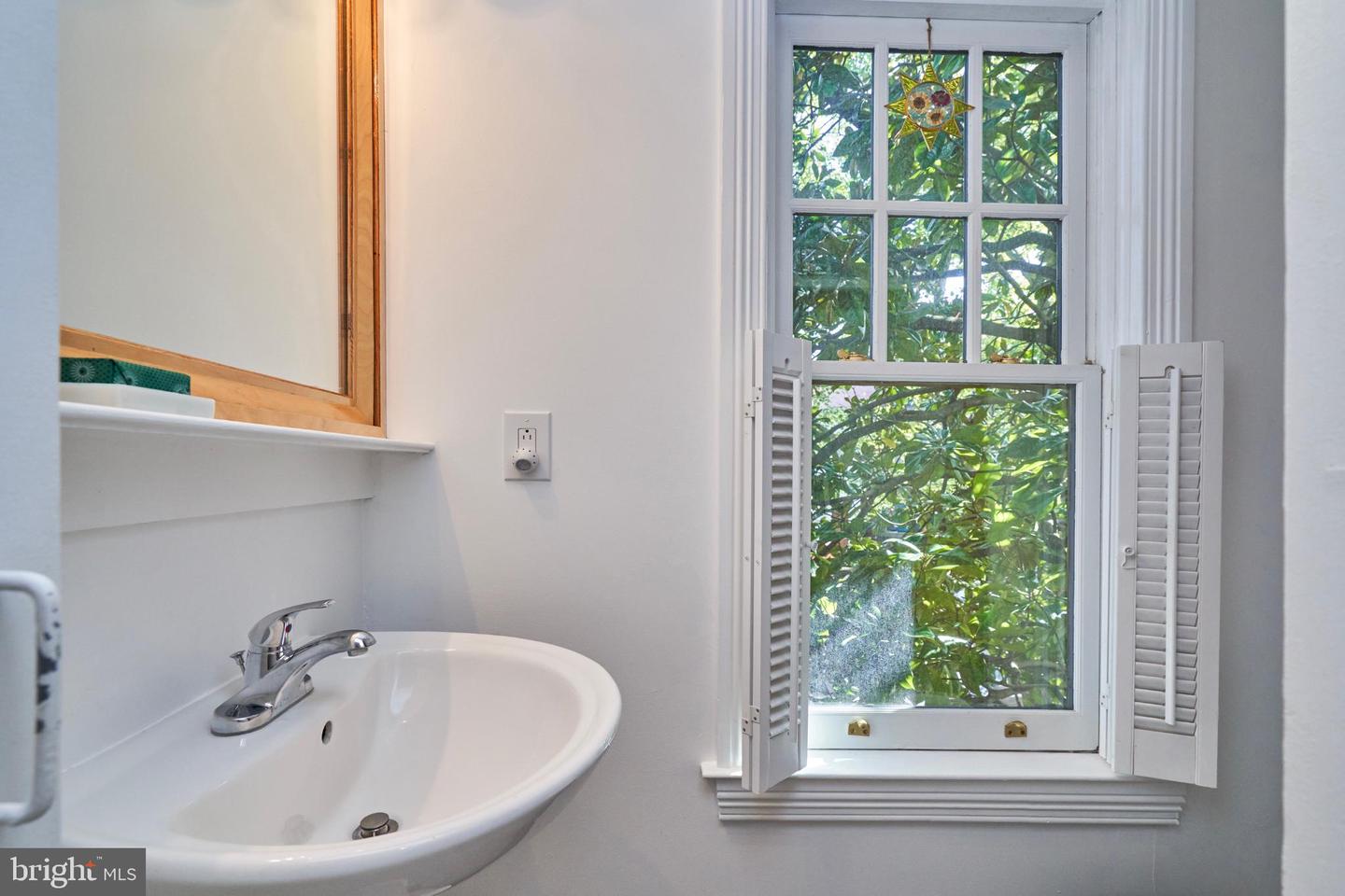 20 9TH ST NE, WASHINGTON, District Of Columbia 20002, 3 Bedrooms Bedrooms, 6 Rooms Rooms,2 BathroomsBathrooms,Residential,For sale,20 9TH ST NE,DCDC2225656 MLS # DCDC2225656
