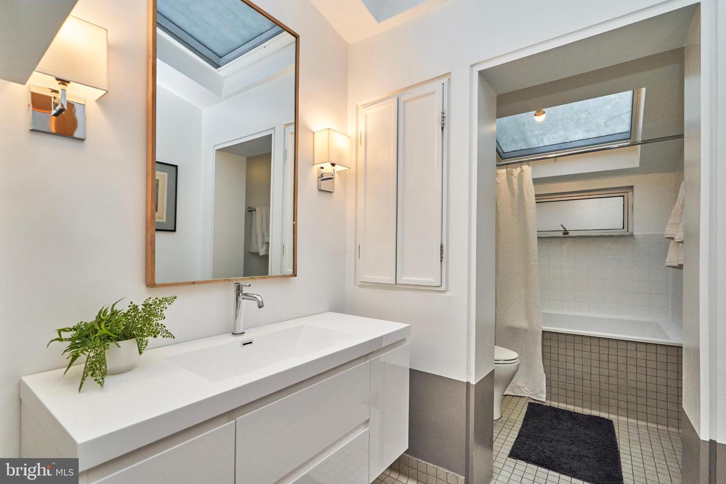 20 9TH ST NE, WASHINGTON, District Of Columbia 20002, 3 Bedrooms Bedrooms, 6 Rooms Rooms,2 BathroomsBathrooms,Residential,For sale,20 9TH ST NE,DCDC2225656 MLS # DCDC2225656