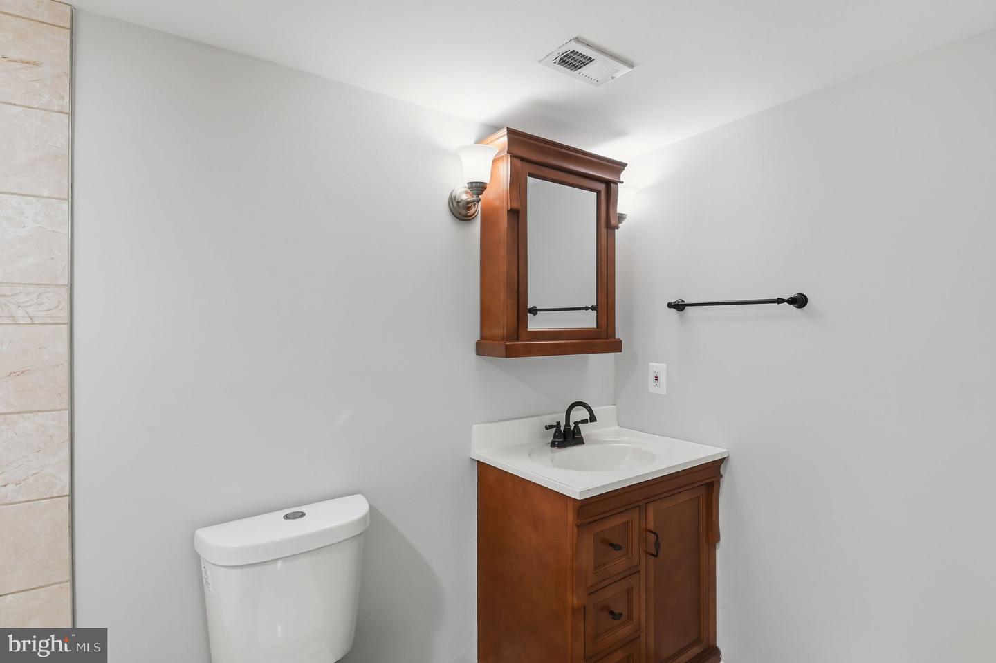 6018 REGENTS PARK RD, CENTREVILLE, Virginia 20120, 2 Bedrooms Bedrooms, ,1 BathroomBathrooms,Residential,For sale,6018 REGENTS PARK RD,VAFX2274098 MLS # VAFX2274098