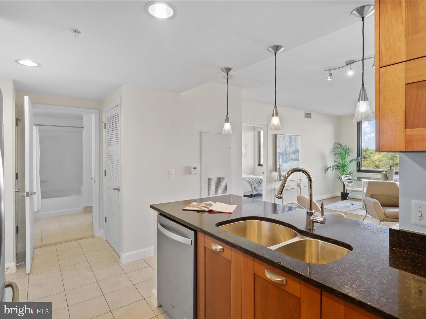 2451 MIDTOWN AVE #921, ALEXANDRIA, Virginia 22303, 1 Bedroom Bedrooms, ,1 BathroomBathrooms,Residential,For sale,2451 MIDTOWN AVE #921,VAFX2274530 MLS # VAFX2274530