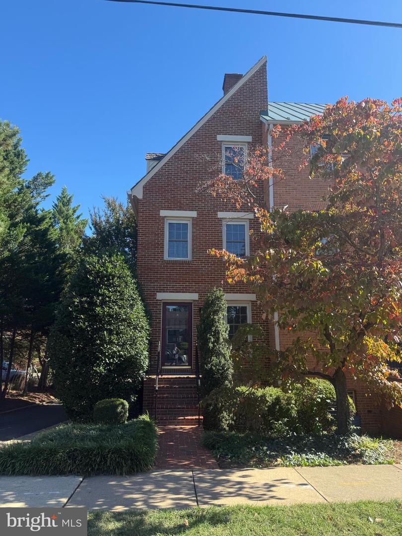 811 COLLEGE AVE, FREDERICKSBURG, Virginia 22401, 3 Bedrooms Bedrooms, 11 Rooms Rooms,3 BathroomsBathrooms,Residential,For sale,811 COLLEGE AVE,VAFB2009138 MLS # VAFB2009138