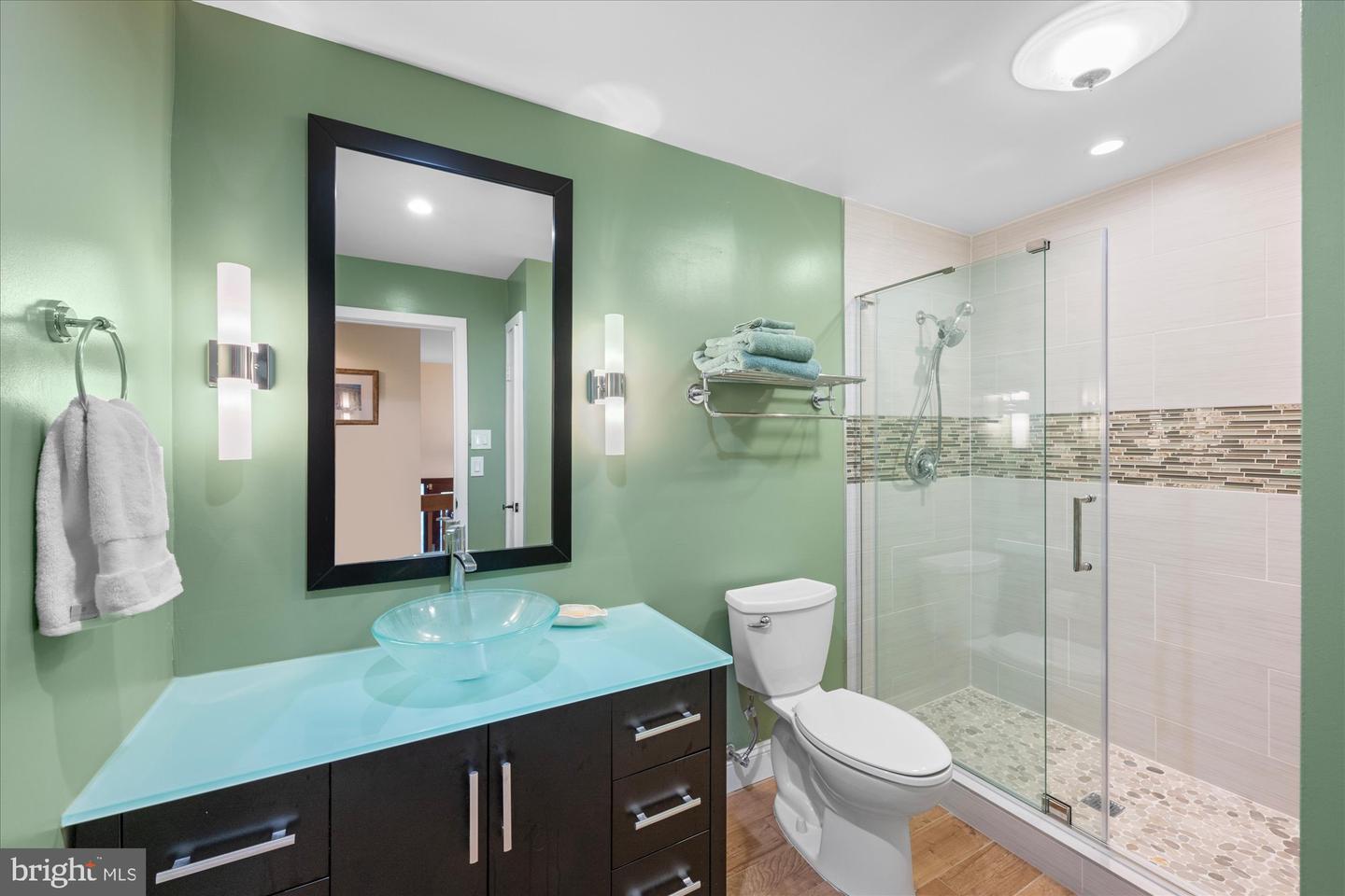6952 DUNCRAIG CT, MCLEAN, Virginia 22101, 5 Bedrooms Bedrooms, ,4 BathroomsBathrooms,Residential,For sale,6952 DUNCRAIG CT,VAFX2275168 MLS # VAFX2275168