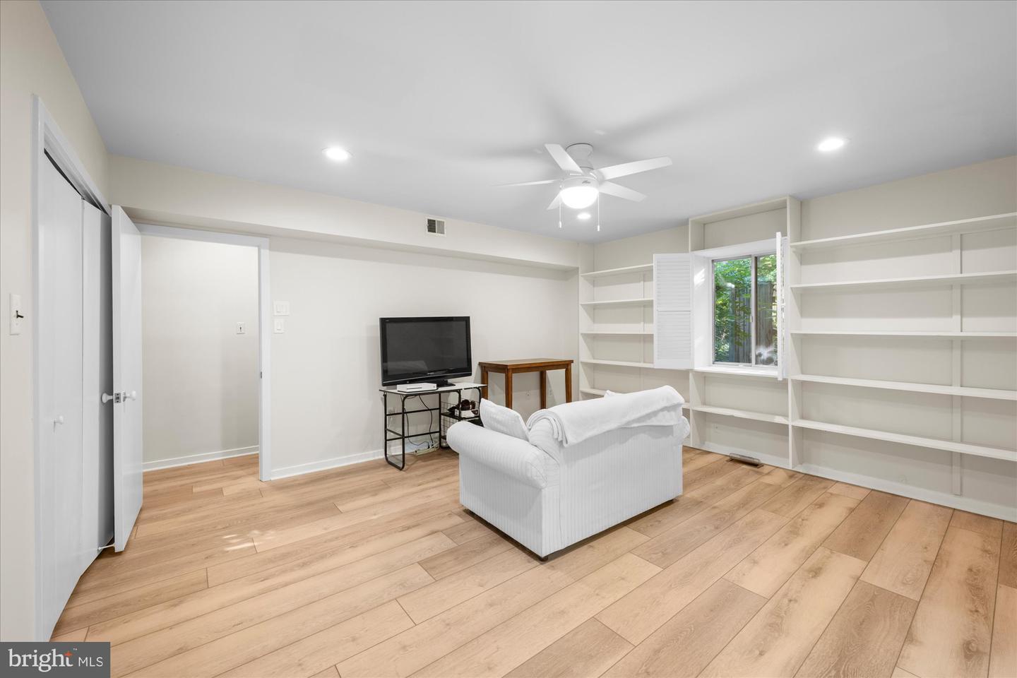 6952 DUNCRAIG CT, MCLEAN, Virginia 22101, 5 Bedrooms Bedrooms, ,4 BathroomsBathrooms,Residential,For sale,6952 DUNCRAIG CT,VAFX2275168 MLS # VAFX2275168