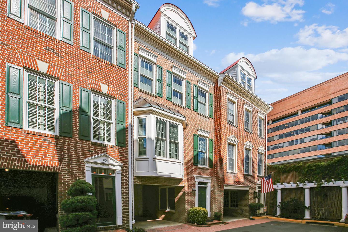 313 HEARTHSTONE MEWS, ALEXANDRIA, Virginia 22314, 3 Bedrooms Bedrooms, ,3 BathroomsBathrooms,Residential,For sale,313 HEARTHSTONE MEWS,VAAX2050646 MLS # VAAX2050646