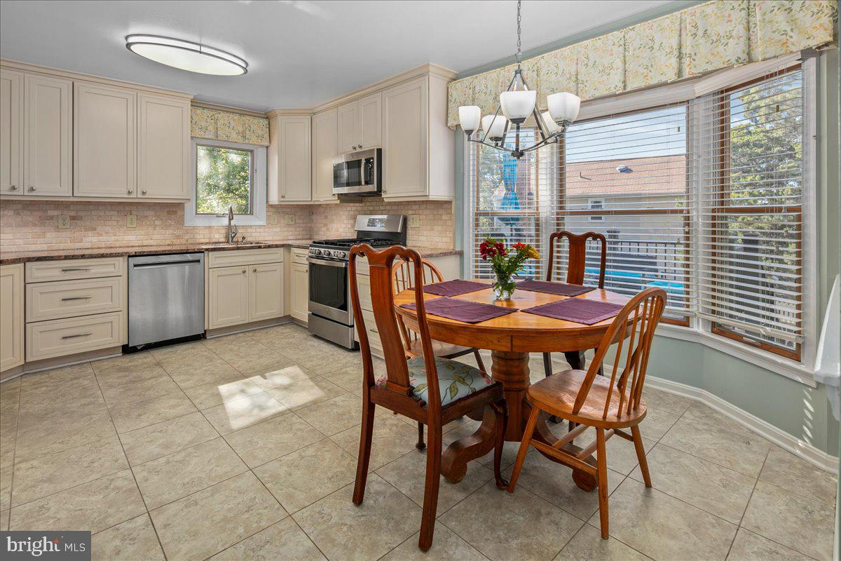 12436 WENDELL HOLMES RD, HERNDON, Virginia 20171, 5 Bedrooms Bedrooms, ,3 BathroomsBathrooms,Residential,For sale,12436 WENDELL HOLMES RD,VAFX2273352 MLS # VAFX2273352