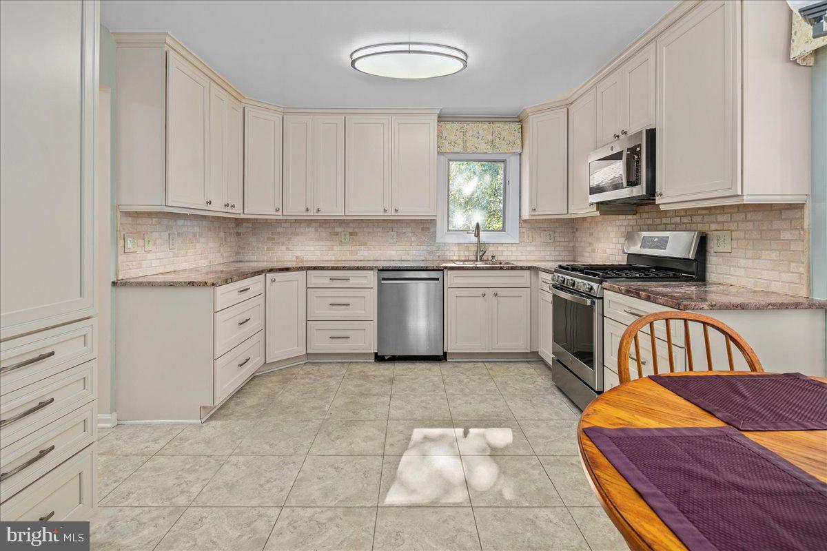 12436 WENDELL HOLMES RD, HERNDON, Virginia 20171, 5 Bedrooms Bedrooms, ,3 BathroomsBathrooms,Residential,For sale,12436 WENDELL HOLMES RD,VAFX2273352 MLS # VAFX2273352