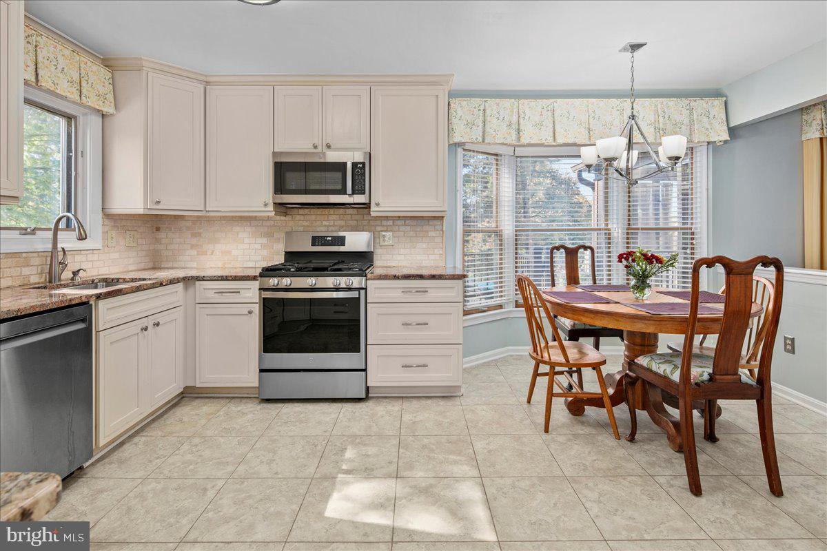 12436 WENDELL HOLMES RD, HERNDON, Virginia 20171, 5 Bedrooms Bedrooms, ,3 BathroomsBathrooms,Residential,For sale,12436 WENDELL HOLMES RD,VAFX2273352 MLS # VAFX2273352