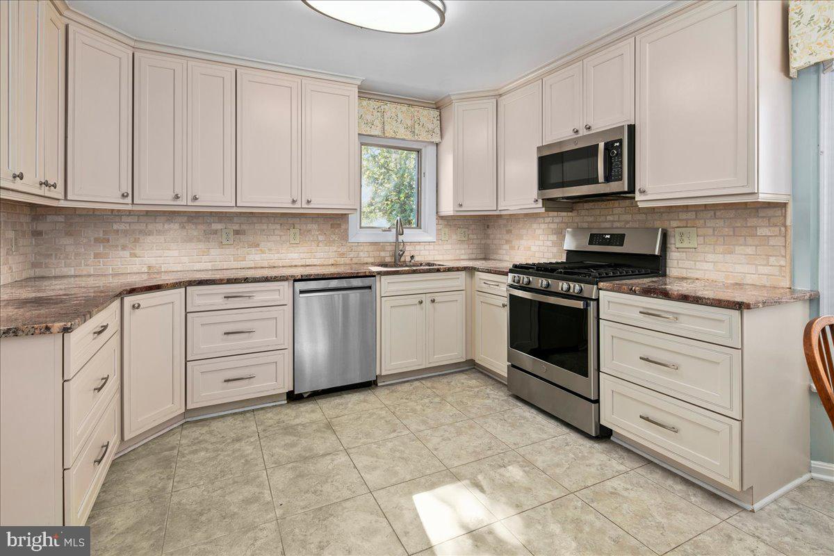 12436 WENDELL HOLMES RD, HERNDON, Virginia 20171, 5 Bedrooms Bedrooms, ,3 BathroomsBathrooms,Residential,For sale,12436 WENDELL HOLMES RD,VAFX2273352 MLS # VAFX2273352